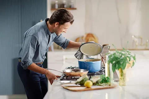 thermador-cooktop-man-cooking